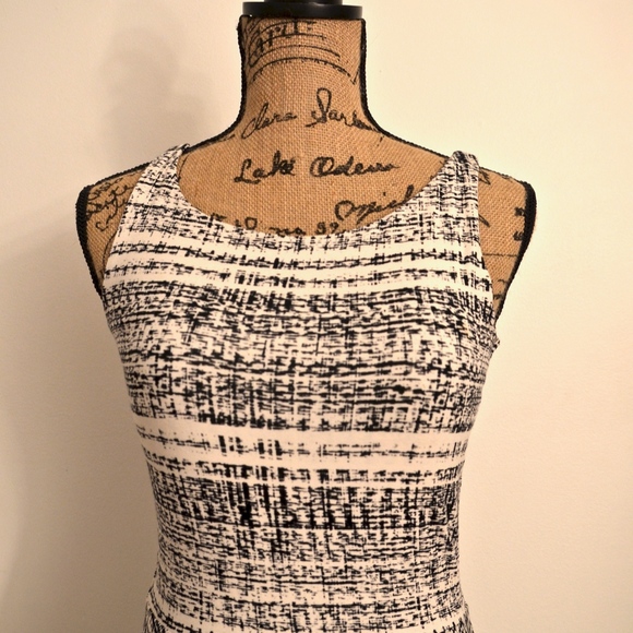 Black and White Print Shift dress - Picture 2 of 7